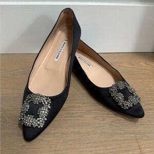 MANOLO BLAHNIK
Manolo Blahnik Hangisi satin ballet flats